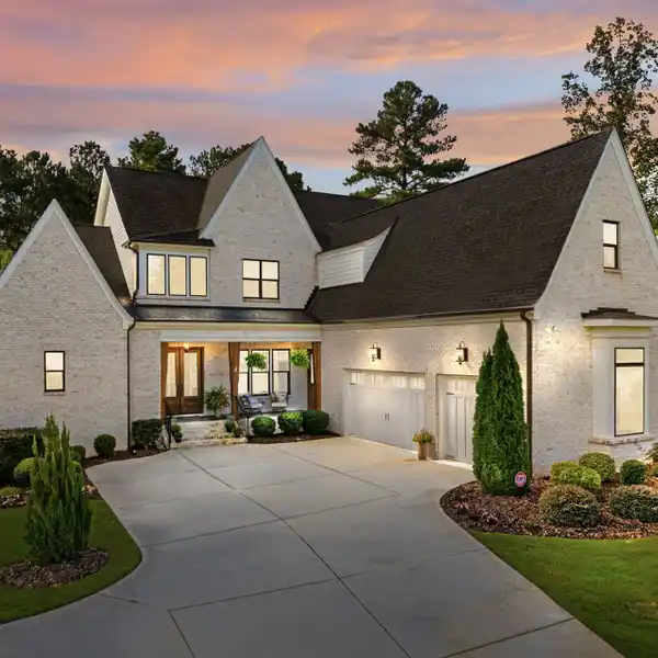 MODERN SOUTHERN ELEGANCE ON EXPANSIVE PRIVATE GROUNDS