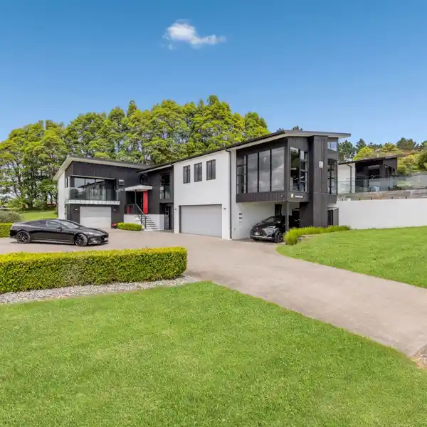 SPACIOUS MODERN COUNTRY HOME