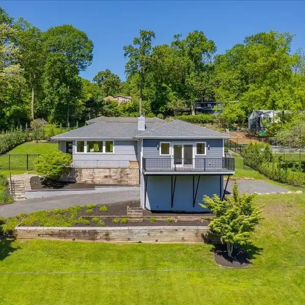 LIGHT-FILLED MODERN ESCAPE NEAR THE HUDSON