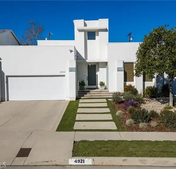 CUSTOM CONTEMPORARY HOME ON A TRANQUIL CUL-DE-SAC