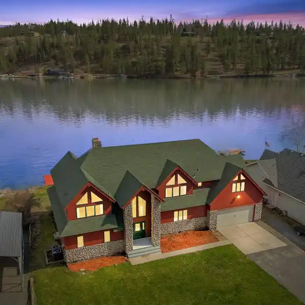 THE CASTLE - RIVER ROCK STYLED WATERFRONT LODGE