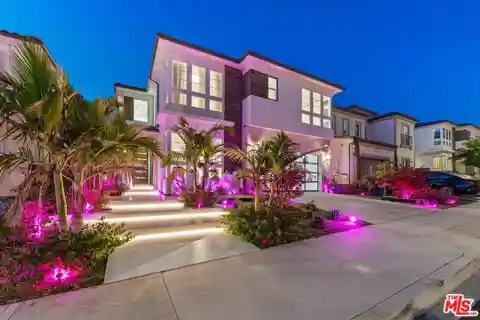 Gorgeous Residence Full of Custom Upgrades