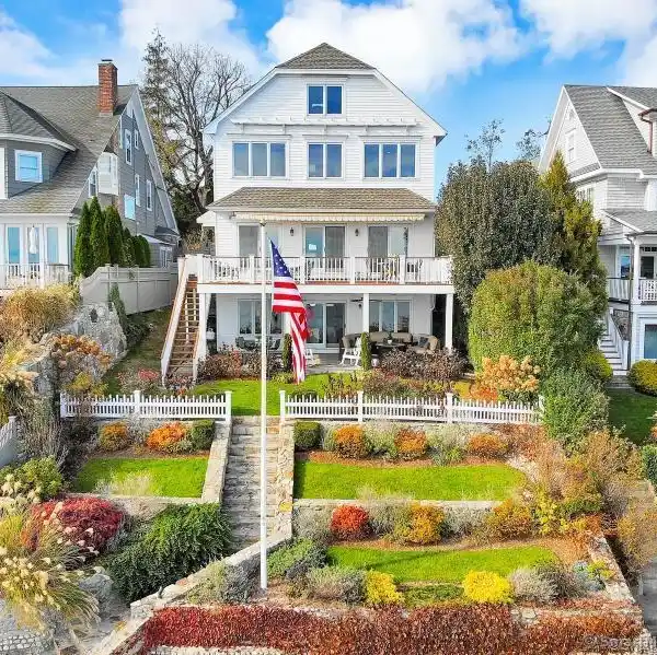 BELL ISLAND LUXURY WATERFRONT RETREAT