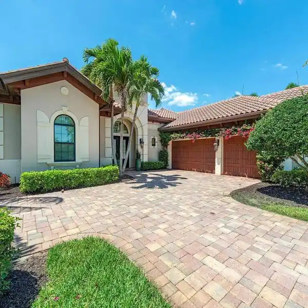 EXQUISITE COURTYARD HOME AT LELY RESORT