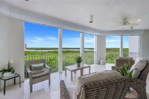 Light-Filled Center-Stack Residence at the Grande Excelsior