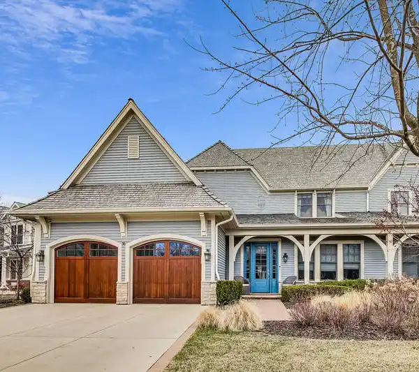 EXQUISITE LUXURY LIVING IN LAKE FOREST