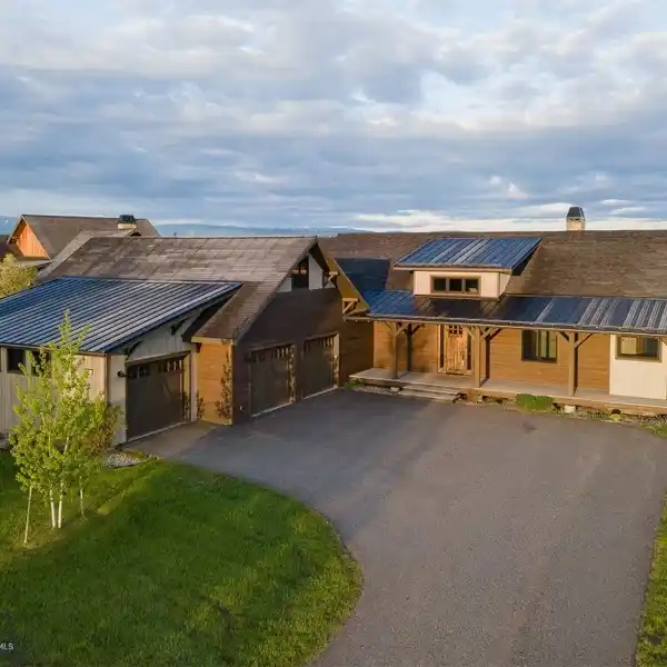 THE PERFECT BLEND OF MODERN LUXURY AND MONTANA'S NATURAL BEAUTY