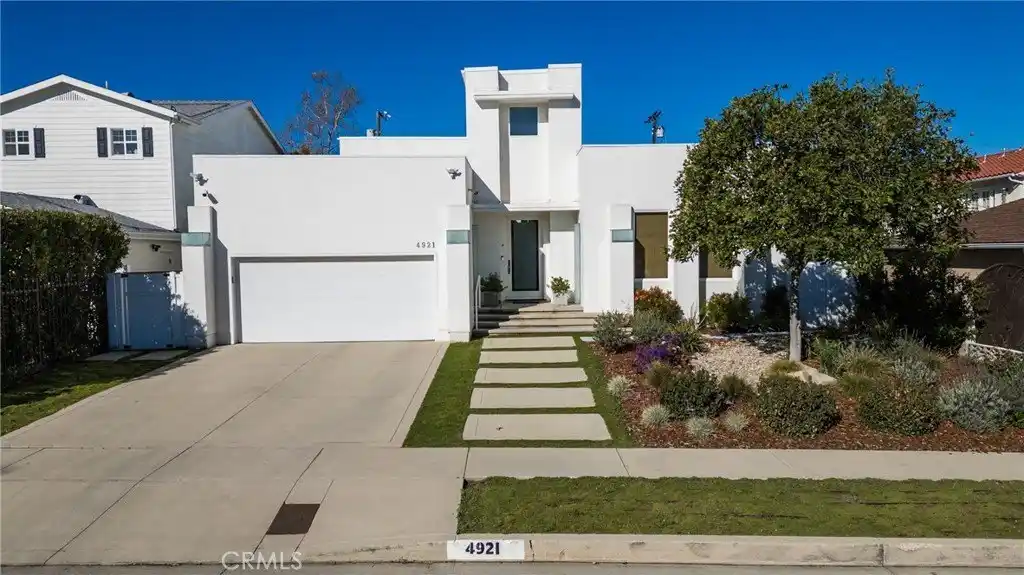 Custom Contemporary on a Tranquil Cul-de-sac
