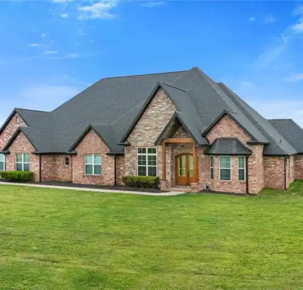 EXQUISITE ESTATE HOME ON 20 ACRES