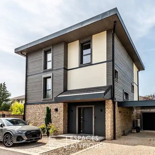 CONTEMPORARY VILLA ON A PRIVATE CUL-DE-SAC