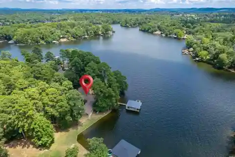 Beautifully Designed Lake Retreat