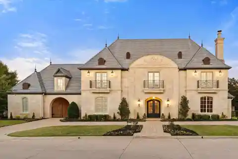 Grand Estate in Prestigious Strawberry Fields