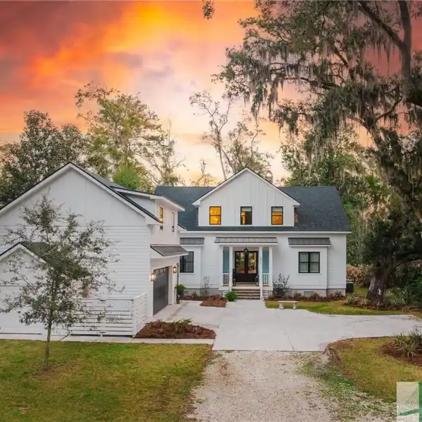 STUNNING CUSTOM-BUILT 2022 HOME