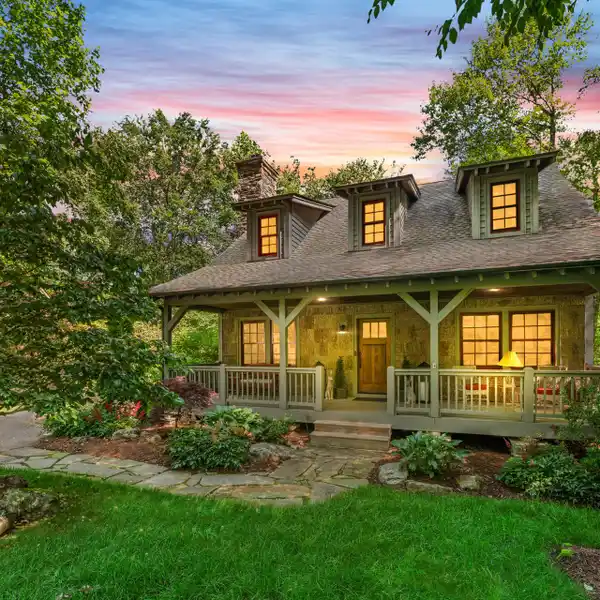 CHARMING MOUNTAIN ESCAPE