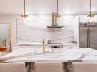 Beautifully Remodeled Chic Townhouse