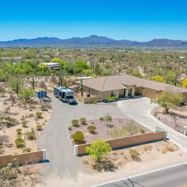SPECTACULAR DESERT RETREAT