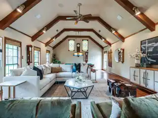 Charming Home in Coveted Les Jardins