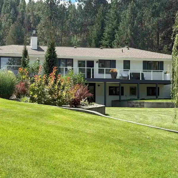 SPACIOUS HOME PLUS BARN AND WORKSHOP