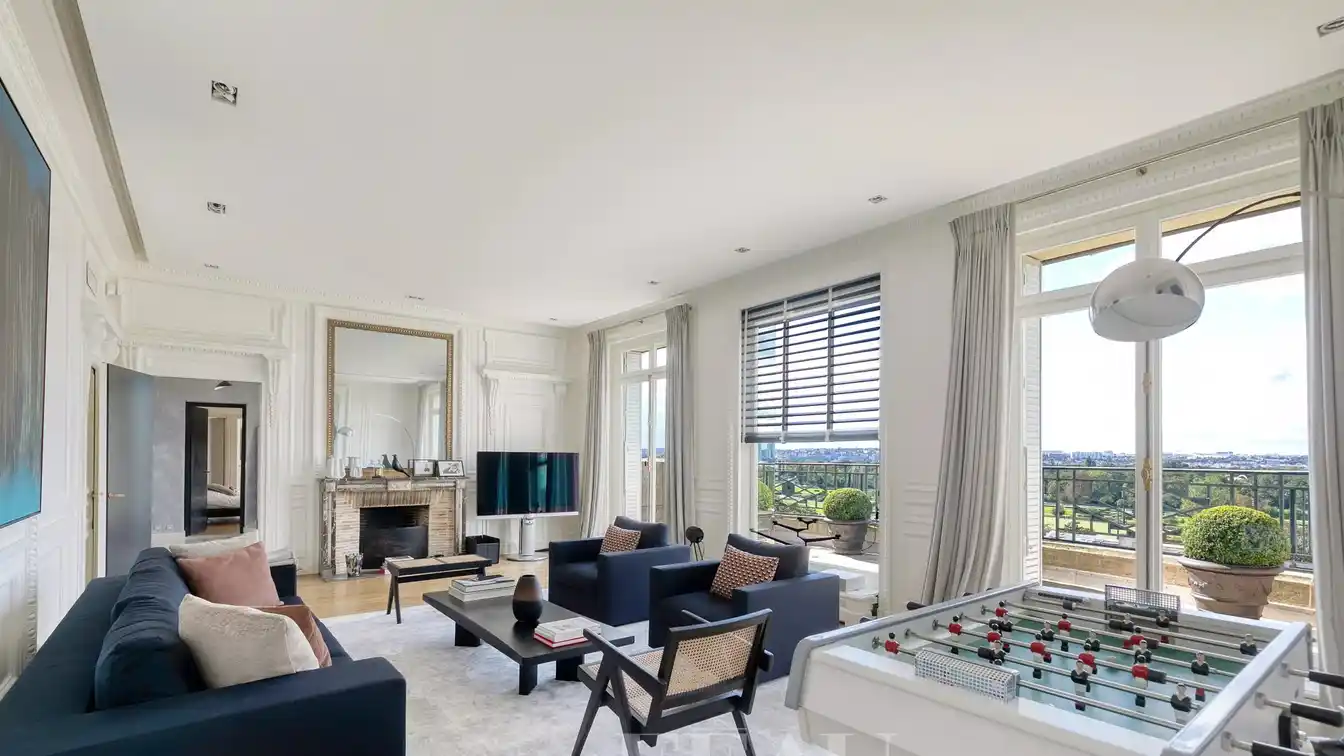Top Floor Apartment with Exceptional Terraces