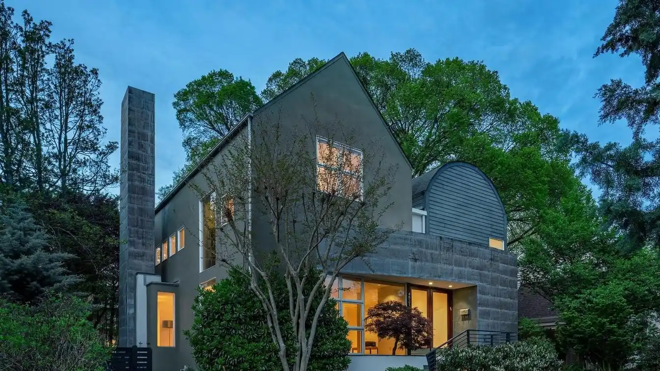 Light-filled Serenity Meets Bold Modern Design