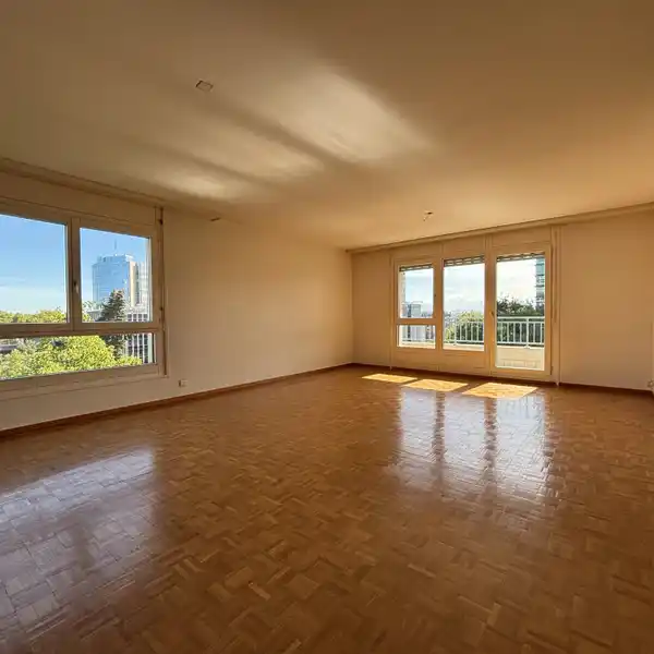 SPACIOUS HIGH-FLOOR APARTMENT WITH OPEN VIEWS