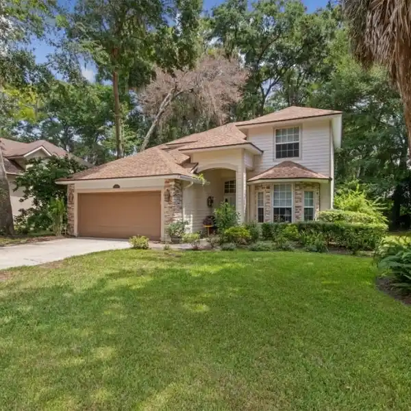 CHARMING AMELIA ISLAND HOME WITH VAULTED CEILINGS