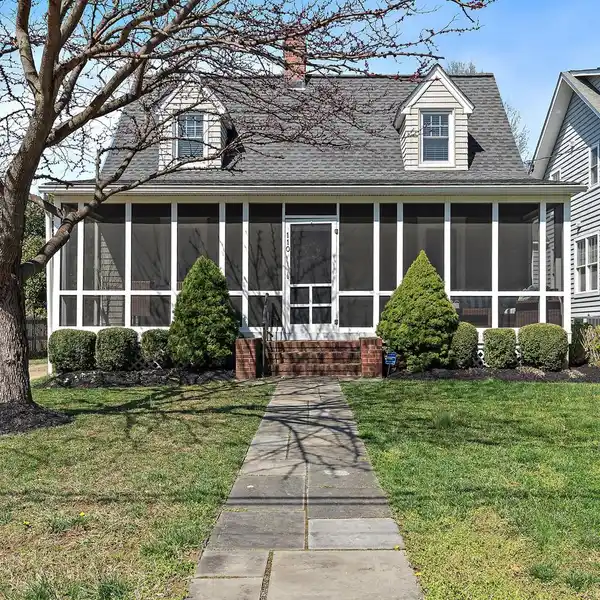 CHARMING RESIDENCE IN THE HEART OF HOMEWOOD