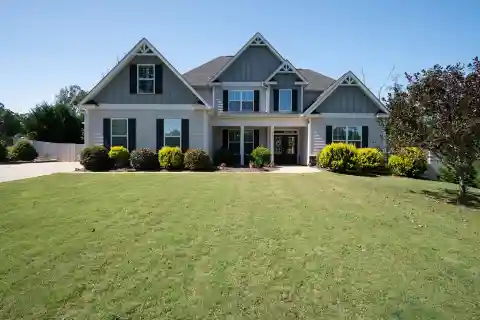 Open-Plan Stunner in a Desirable Neighborhood