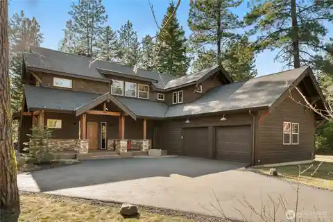 Meticulously Maintained Woodridge Home