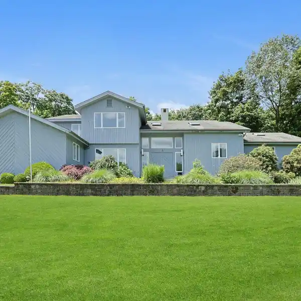 SPACIOUS HOME IN THE ESTATES