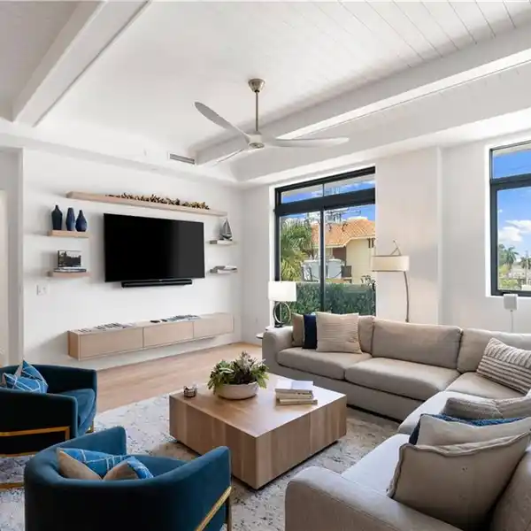 GREAT OPPORTUNITY IN OLDE NAPLES