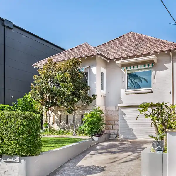 UNPARALLELED OPPORTUNITY ON AN EXCLUSIVE HARBOURFRONT CUL-DE-SAC