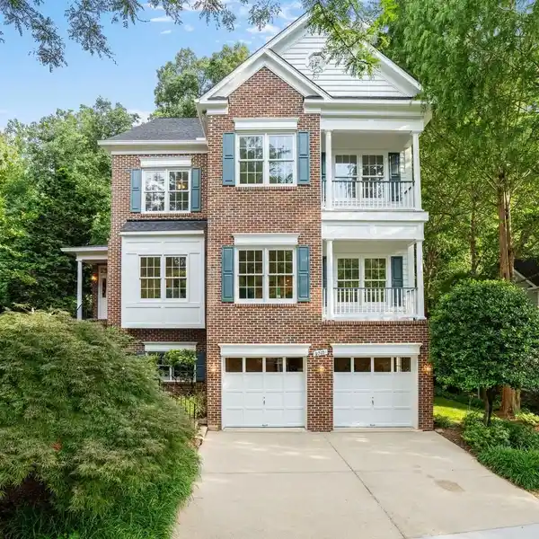 ELEGANT RENOVATED GEORGIAN-STYLE COLONIAL