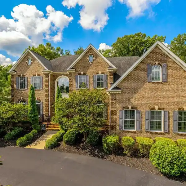 BOLD AND BEAUTIFUL TURNKEY RESIDENCE