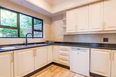 Grand Estate Living with Unmatched City Vistas