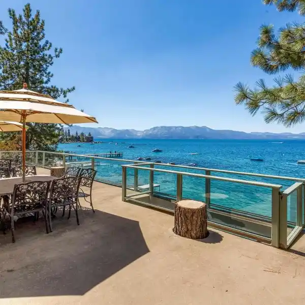 EXCEPTIONAL LAKEFRONT RESIDENCE IN PRESTIGIOUS SKYLAND