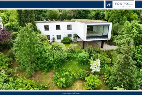 Extraordinary Architecture in an Excellent Location