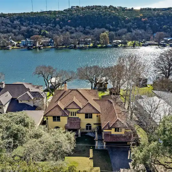 MEDITERRANEAN-STYLE RETREAT ON LAKE AUSTIN