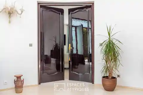 Elegant Residence Steps to the Marne