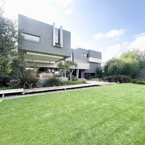 A BEACON OF CONTEMPORARY LUXURY AND CONVENIENCE