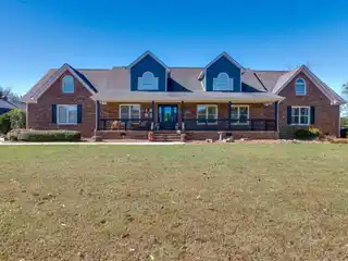 Elevated Cul-De-Sac Retreat with Striking Mountain Views