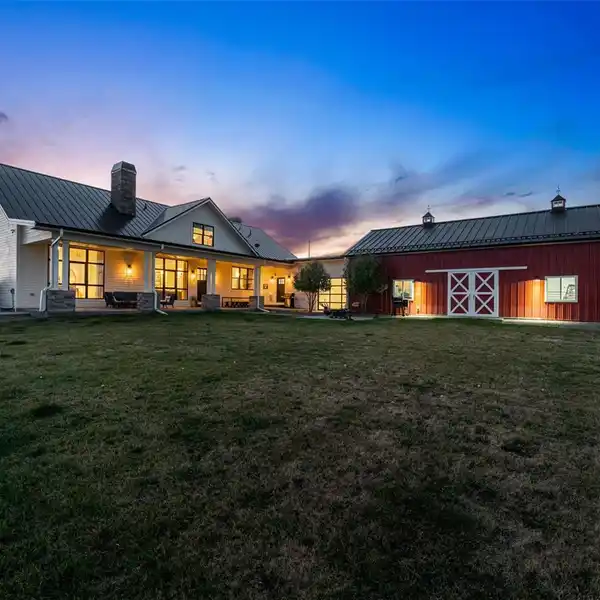 LUXURY COUNTRY LIVING WITH PANORAMIC VIEWS