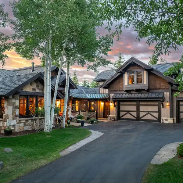 EXCEPTIONAL HOME ABOVE THE FAMOUS JACK NICKLAUS DESIGNED GOLF COURSE