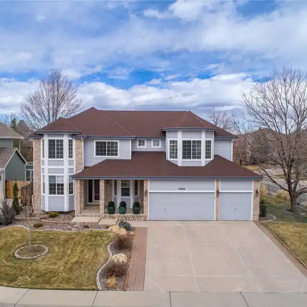 CHARMING HOME IN WEST WOODS