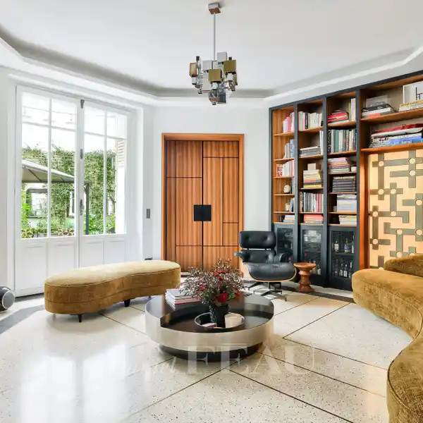 ELEGANT GARDEN-LEVEL APARTMENT WITH ROTUNDA LIVING ROOM