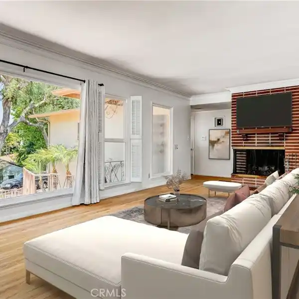 CHARMING HOME IN COVETED HOLLYWOOD RIVIERA