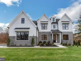 Beautiful Custom Home in Crown Point Manor