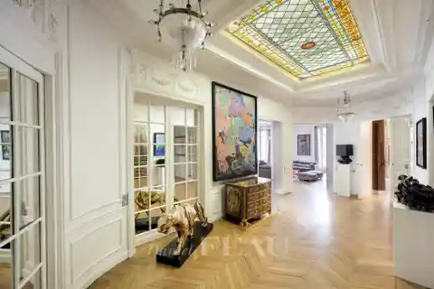 Meticulously Renovated South-facing Apartment