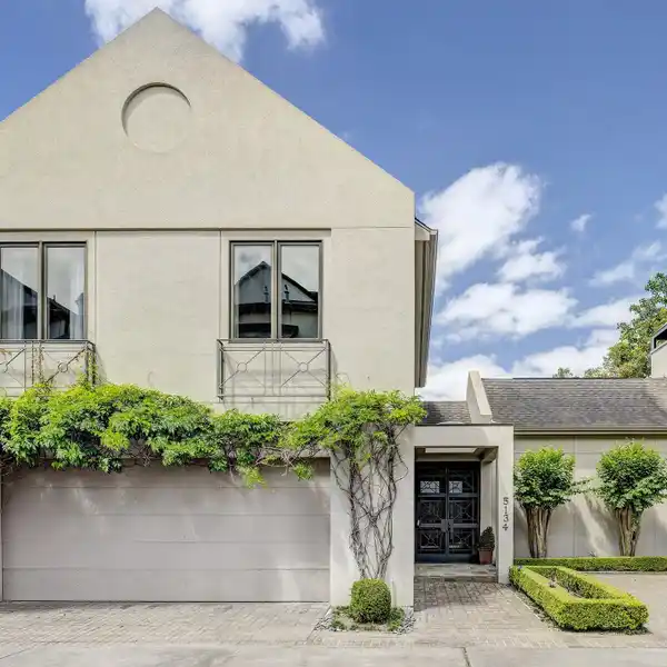 LUXURY AND PRIVACY IN A PRESTIGIOUS GATED COMMUNITY