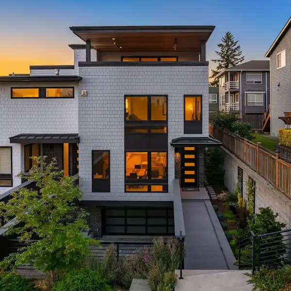 THOUGHTFULLY APPOINTED MODERN CITY HOME